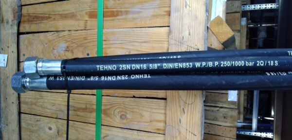 30e81978be9211e593700015af648810_15657a66571911ebb32618c04d3647f9 Рукав высокого давления М27х1,5 L=1010 2SN16 250bar (Россия) — изображение 1